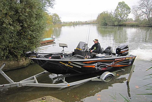 bateau peche black bass