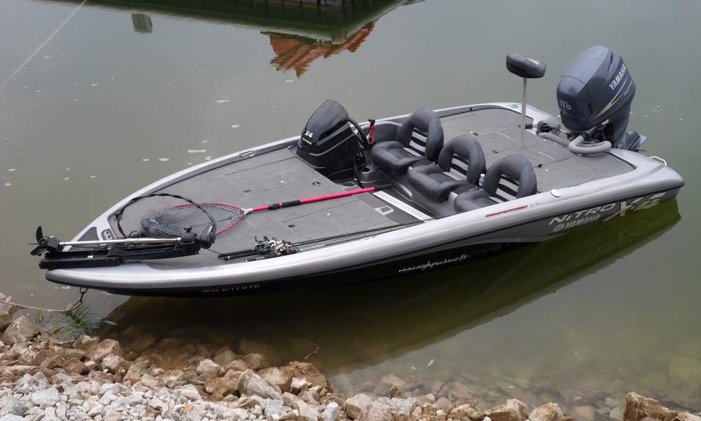 bateau peche black bass