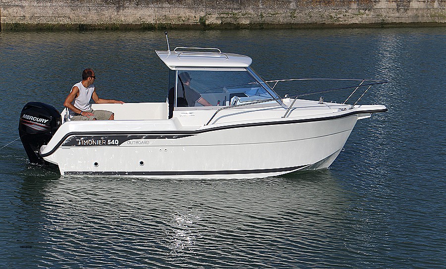 bateau pneumatique a moteur synonyme