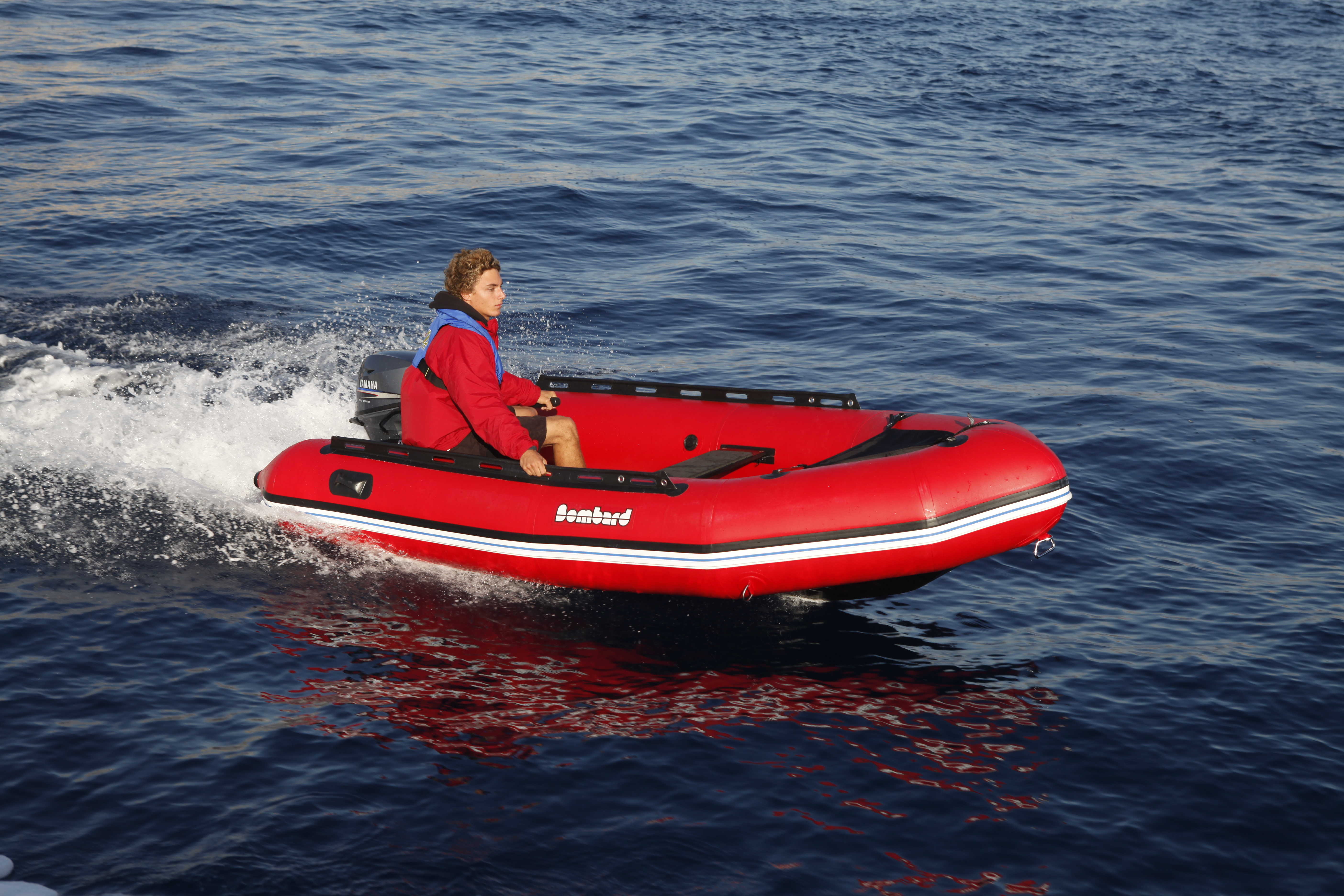 bateau pneumatique a moteur synonyme